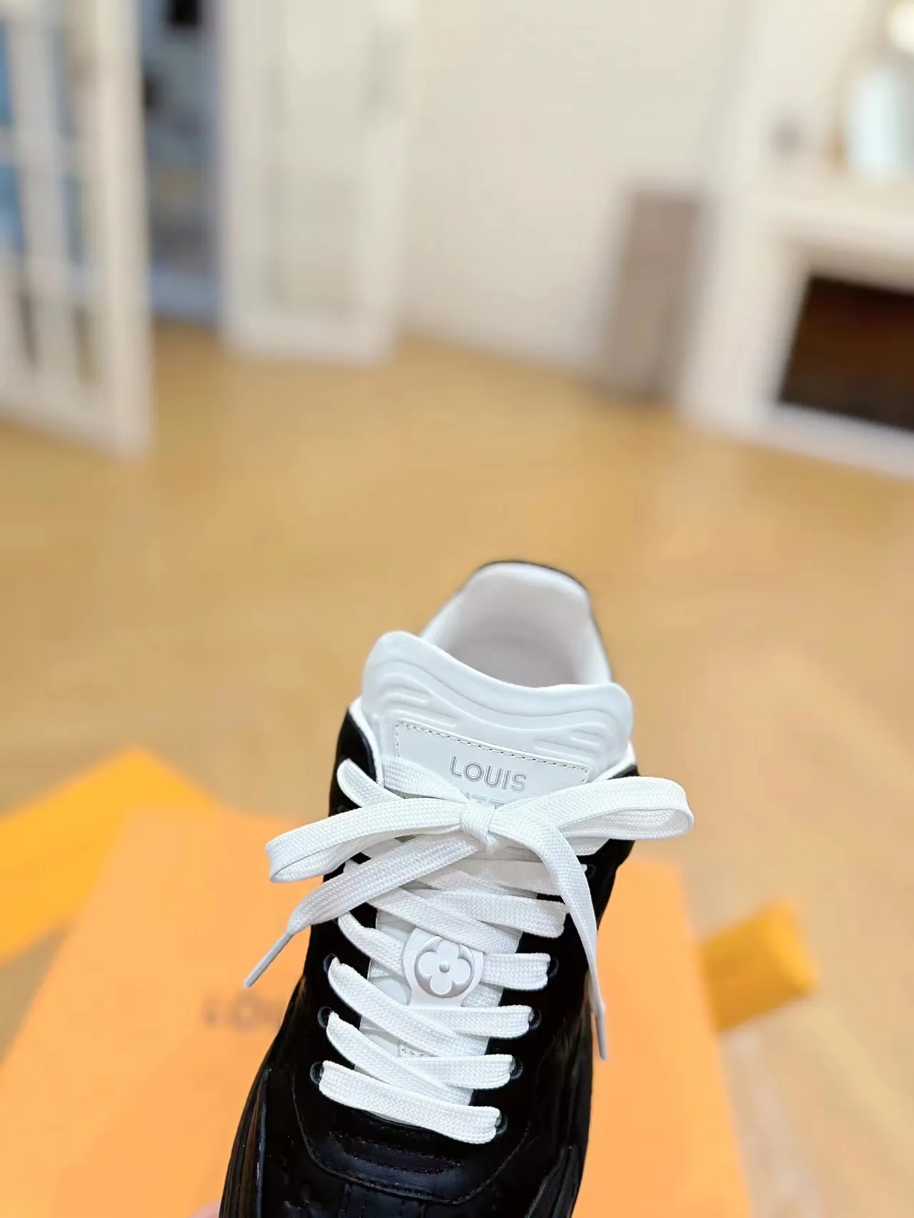👟👟Ex-factory price 620👟👟Men's size +10 Same style for men and women🔥🔥𝐋𝐕 𝐃𝐢𝐬𝐜𝐨𝐯𝐞𝐫𝐲 2024 new sports shoes thick sole casual ❗️❗️ original purchase development and production LV Discovery lace-up shoes were unveiled at Louis Vuitton's fourth show. They are made of technical mesh fabric and metallic synthetic materials to create a streamlined design. Brand elements embellish the upper and lightweight rubber outsole, with technical shoelaces. Fabric: Original imported cowhide + technology mesh Inner lining: Original customized breathable mesh Sole: Original molded ultra-light rubber foam material Bottom thickness: 5.5CM Size: Women's 35-41 (41 customized), Men's 39-46, (45-46 customized)